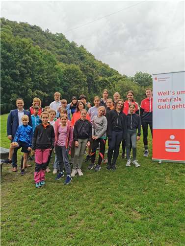 René Schell (l.) und Sabine Schenke freuten sich im Rahmen der Ferienfreizeit des TuS Ahrweiler über die gemeinsame Kooperation.  Foto: Marco Seydel
