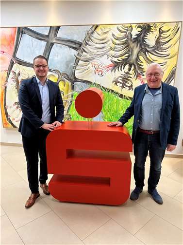 René Schell (l) und Werner Sonneberger freuen sich über die gute Zusammenarbeit.  Foto: Kreissparkasse Ahrweiler – Marco Seydel