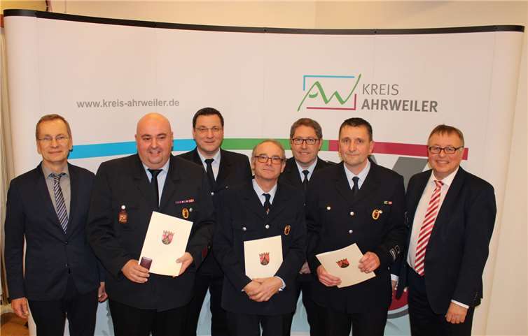 René Schmitt, Alexandros Zogas und Wilhelm Orth wurden mit dem Goldenen Feuerwehrehrenzeichen gewürdigt.Fotos: DU