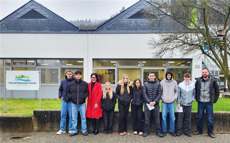 René Weber und Rebecca Strittmatter von der BBS Andernach, Michael Thum (Antriebstechnik Saftig) und Schülerinnen und Schüler der BBS Andernach beim Berufefestival in Treis-Karden.Foto: privat