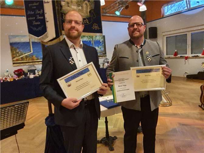 Renè und Marcel Nipp wurden für ihre 30-jährige Mitgliedschaft ausgezeichnet, wobei Renè Nipp zusätzlich eine Ehrennadel des Volksmusikerbundes NRW für seine musikalischen Leistungen erhielt.
