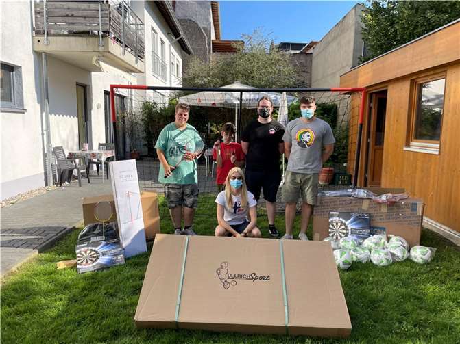 Renee und Valentin von der Südkurve München übergeben das Spendenpaket an Frau Ute Voß, stellv. Vorsitzende der Lebenshilfe e.V. im Kreis Ahrweiler.Foto: privat