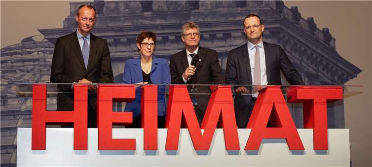 Rennen um CDU-Parteivorsitz: Der KPV-Bundesvorsitzende, Christian Haase MdB, im Gespräch mit den Kandidaten. Foto: obs/Kommunalpolitische Vereinigung der CDU und CSU Deutschlands/Bernhardt Link