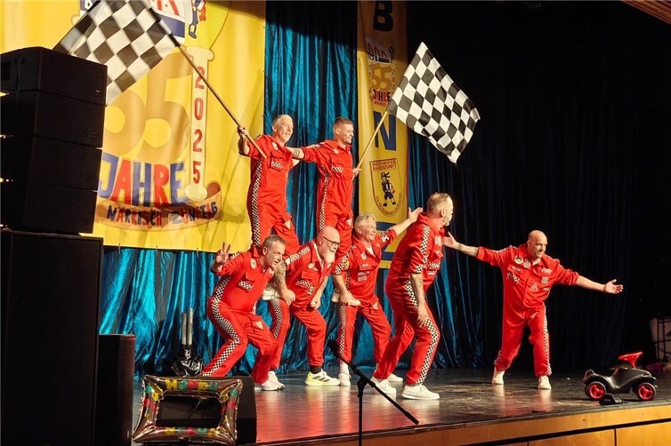 Rennfahrer im Karnevalsfieber: Ein närrisches Spektakel.