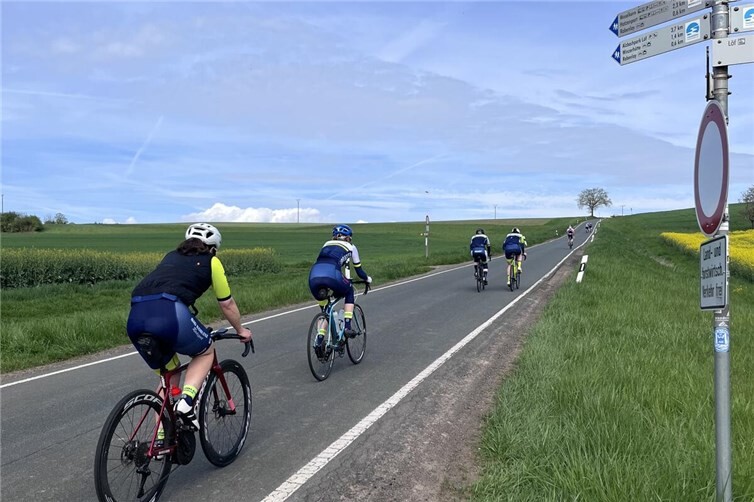 Rennradgruppe in den Highlands des Maifelds