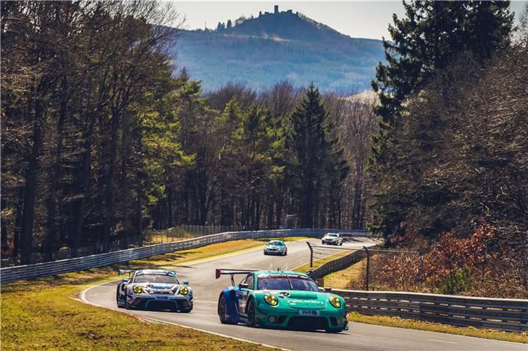 Rennsport-Teams testen am Nürburgring für den Saisonauftakt. Foto: Rebekka Winter/Ringraceshoot