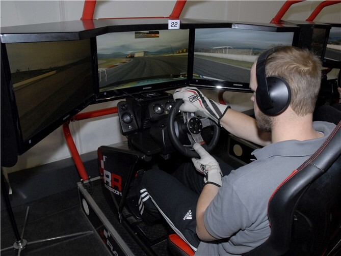 Rennsport am Computer mit realistischen Parametern wie Kraftstoffverbrauch oder Reifeverschleiß erfahren die Spieler beim Sim-Racing. Foto: privat