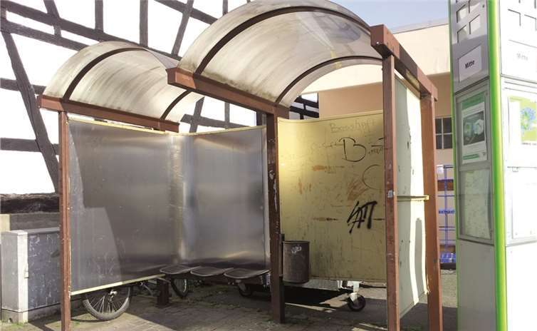 Renovierungsbedürftig: Buswartehäuschen Buschhoven Mitte.privat