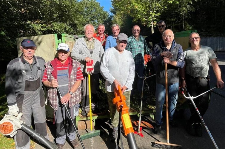 Rentnergruppe nach Arbeitseinsatz auf dem Waldfriedhof