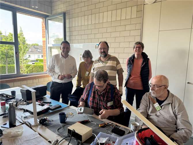 Reparieren statt wegwerfen: Günther Felten (dritter von links) und das Team von „Maach et widder janz“ leisten einen Beitrag zu Nachhaltigkeit im Alltag. CDU-Bürgermeisterkandidat Sven Schnieber (im Bild links) informierte sich über das Projekt.  Foto: privat