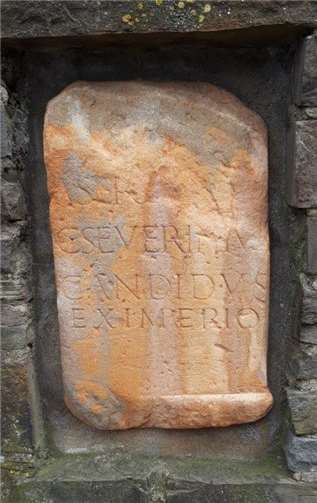 Replik eines Weihealtars gestiftet von Gaius Severinius Candidus, römischer Bürger. Eingelassen in die Mauer vor der alten Pfarrkirche St. Peter und Paul in Odendorf. Foto: Verein Zehnthaus