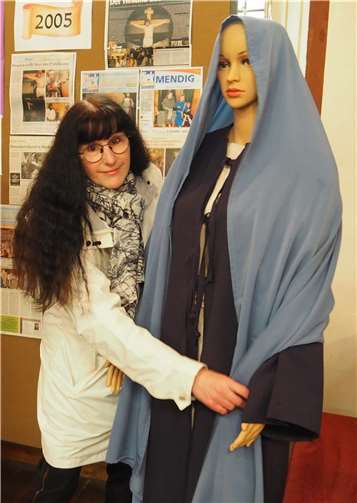 Requisiteurin, Engel am Ölberg, Souffleuse, Prologsprecherin oder Stylistin, Beate Krebsbach, im Einsatz.