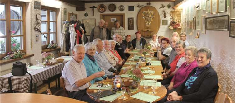 Reservisten und Senioren des Stadtsoldatenkorps bei der Weinprobe.privat