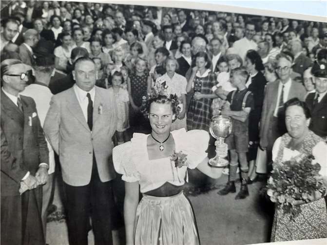Resi Decroupet war 1951 die erste Weinkönigin von Remagen. Fotos: AB