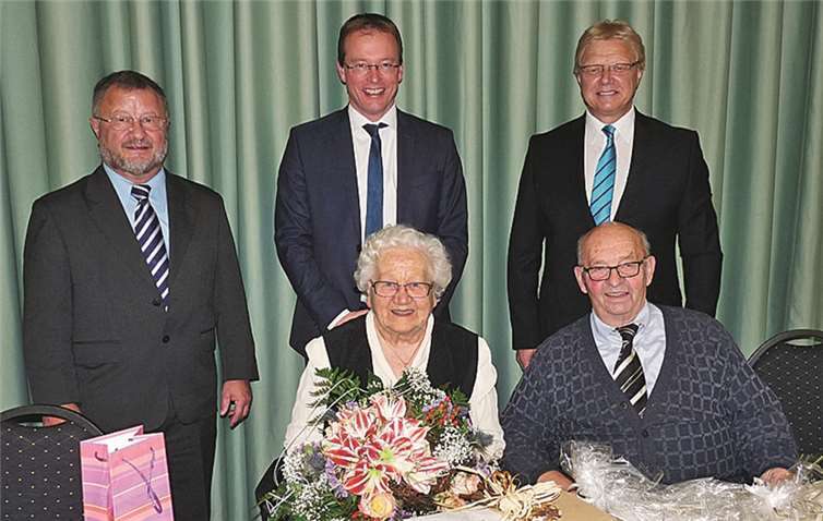 Resi und Anton Daub mit den Gratulanten (v.li.) Ortsbürgermeister Bernd Merkler, VG-Bürgermeister Jörg Lempertz und Kreisbeigeordneter Rolf Schäfer. FRE