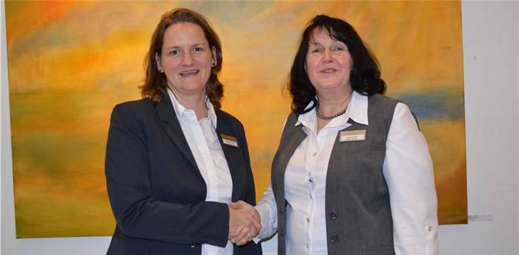 Residenzleiterin Gisela Dröge (r.) stellte die neue Pflegedienstleiterin Mayo Weidemann vor.
