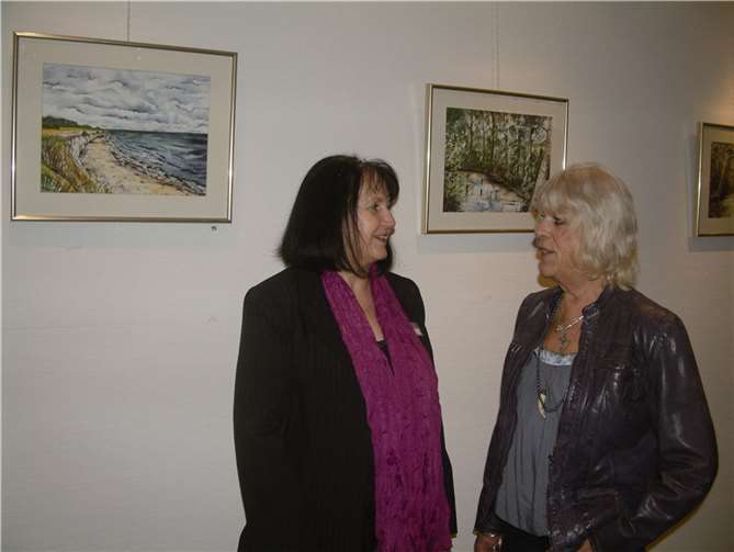 Residenzleiterin Gisela Dröge und Künstlerin Mary Willach (r.) im Gespräch bei der Abschiedsausstellung. AB