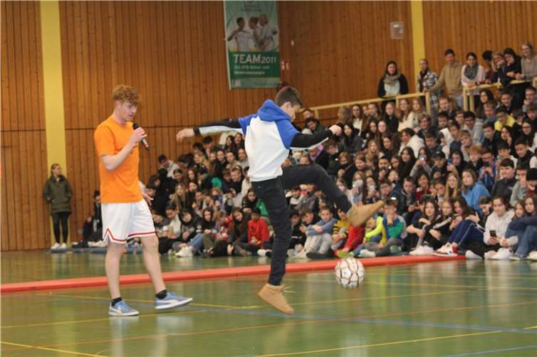 Respekt vor dem Talent der Schüler: Der Sport- Youtuber suchte den Kontakt zu den Schülern und Schülerinnen. Quelle: Realschule plus und FOS Untermosel