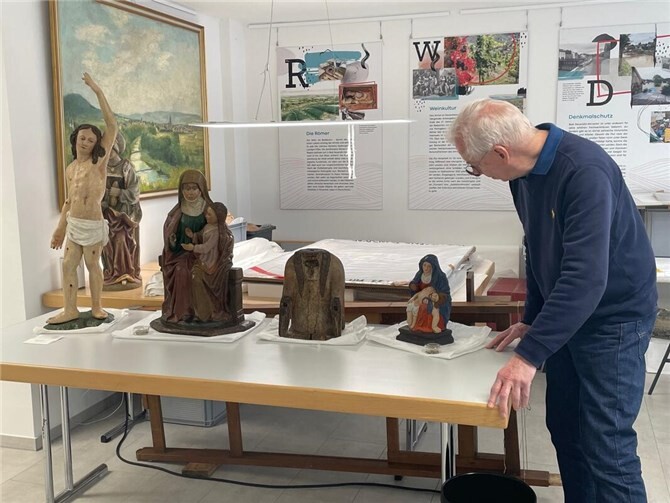 Restaurator Klaus Tenschert mit den zurückgekehrten Kunstwerken:  Foto: Stadtverwaltung / Franziska Düngen