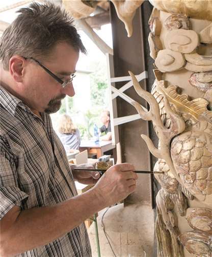 Restaurator Roland Gassert demonstrierte, wie er eine chinesische Drachensäule fachmännisch vergoldete.