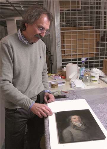 Restaurator Thomas Hardy bei der täglichen Arbeit. AK