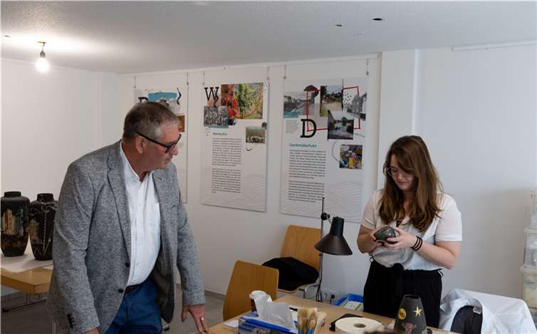 Restauratorin Kacey Green im Austausch mit dem Ersten Beigeordneten Peter Diewald.  Foto: Stadtverwaltung / Lukas Holling