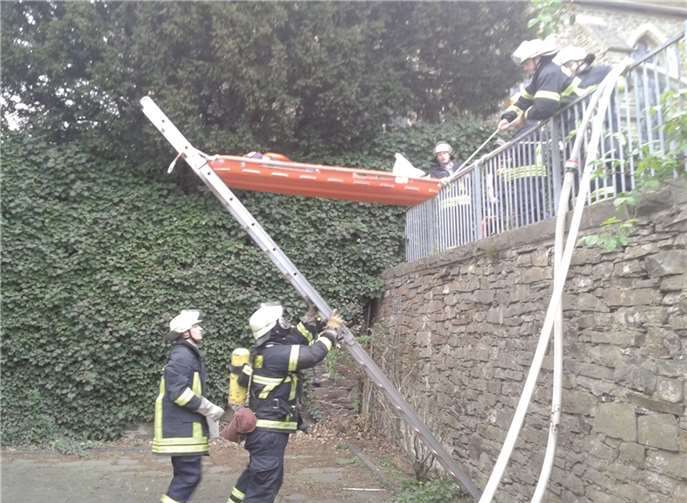 Rettung der Person mittels Leiterhebel.  privat