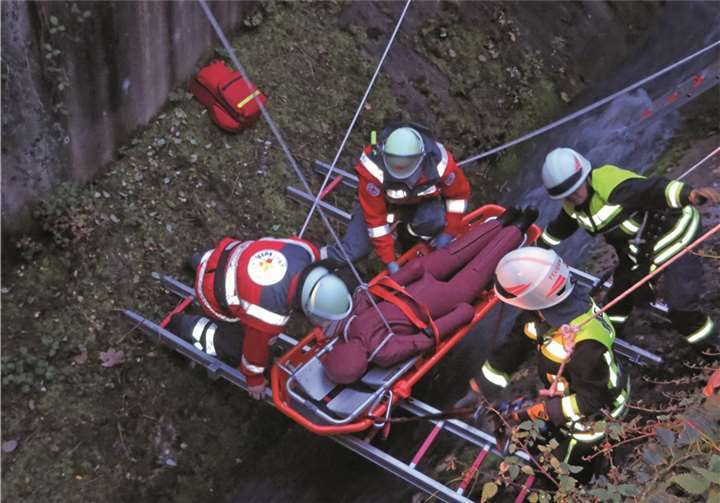 Rettung erfolgte in einer Schleifkorbtrage. Thomas Bergmann, DRK Rhens