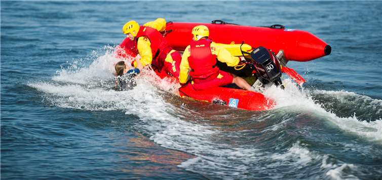 Rettung mit dem Rettungsboot IRB (Inflatable Rescue Boat). Foto: obs/DLRG - Deutsche Lebens-Rettungs-Gesellschaft/Sascha Walther