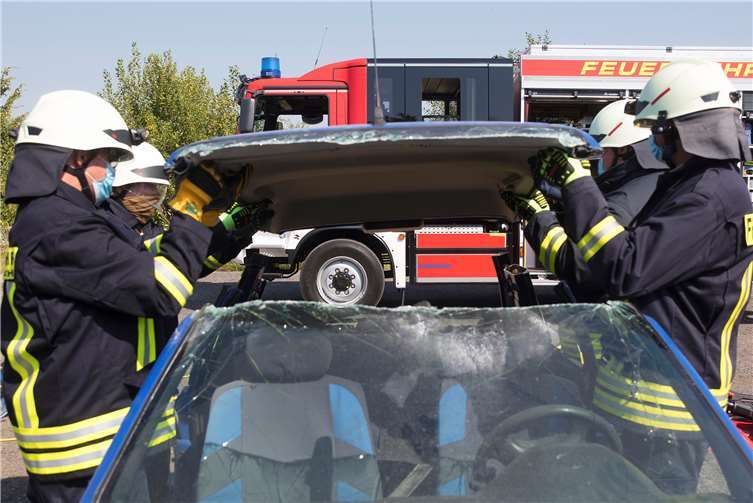 Rettung von Personen aus Fahrzeugen wurde geübt.Quelle: Feuerwehr VG Puderbach