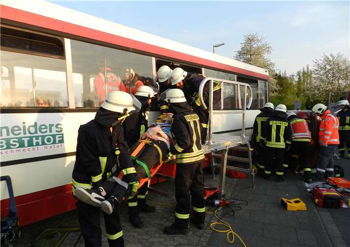 Rettung von Verletzten aus dem Bus über eine Arbeitsbühne.