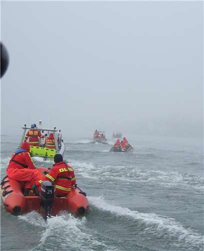 Rettungsboote begleiteten die Schwimmer den ganzen Weg über.