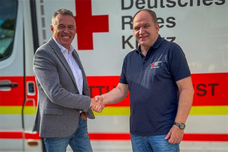 Rettungsdienstleiter Lothar Backes feierte (li.) am 1. September sein 40-jähriges Dienstjubiläum und freute sich sehr über die Glückwünsche von DRK-Kreisgeschäftsführer Ulrich Bergmann (re.). 