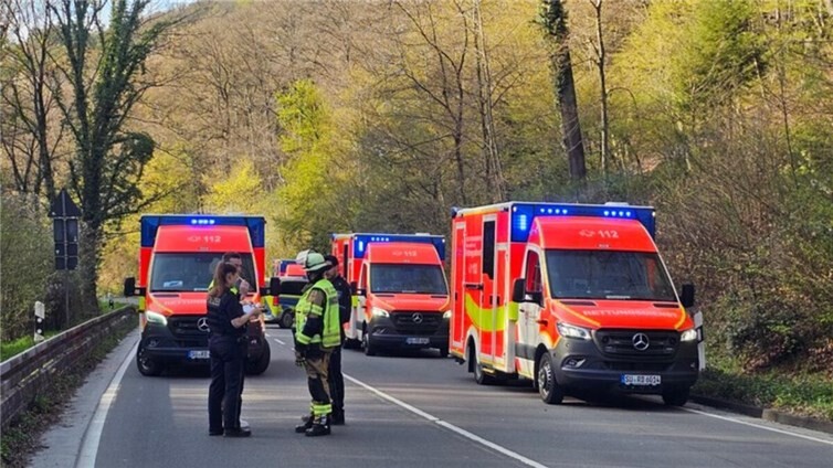 Rettungskräfte auf der L331