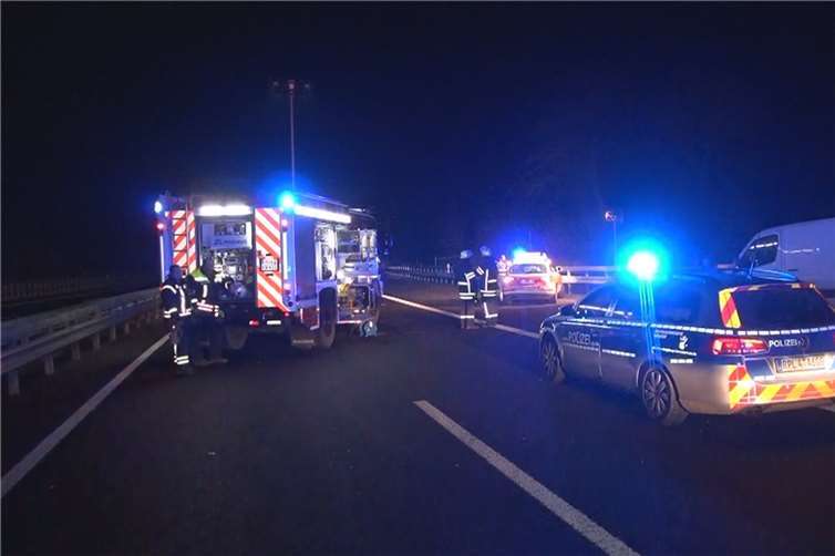 Rettungskräfte und Polizei waren stundenlang auf der gesperrten Autobahn vor Ort.