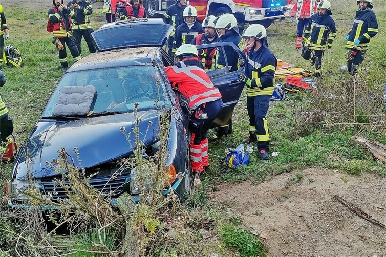 Rettungskräfte von Feuerwehr und Rettungsdienst übten Hand in Hand an einem PKW die Versorgung und Befreiung im Fahrzeug eingeschlossener oder eingeklemmter Personen. 