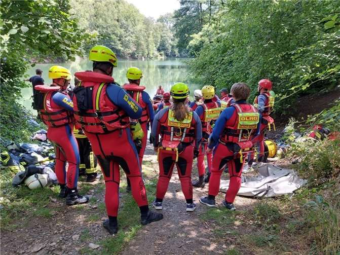 Rettungsschwimmer der DLRG im Einsatz. Foto: FFW Bad Honnef
