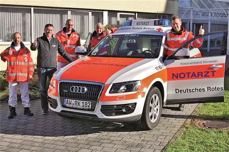 Rettungswachenleiter Bernd Sauerkraut, Rettungsdienstleiter Lothar Backes, Dr. Martin Schiffarth, Dr. Sabine Ebner und Rettungsassistent Marc-Andre Bach (re.) freuen sich über die Stationierung eines Notarzteinsatzfahrzeugs in der Rettungswache Adenau. Der Einsatz des Notarztes wird dadurch noch flexibler. Thorsten Trütgen