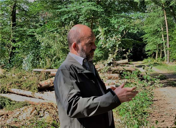 Revierförster Alfons Retterath bei der Waldbegehung 2020.
