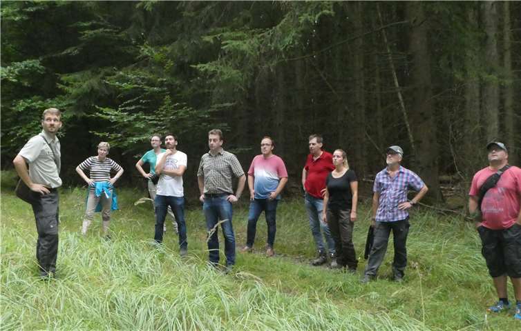 Revierförster Braun informiert Ratsmitglieder und Jagdgenossen. Foto: Andreas Doll