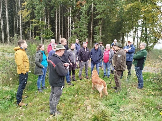 Revierförster Christian Hild erläuterte den Zustand des Waldes und aktuelle Aufforstungsmaßnahmen.  Fotos: privat