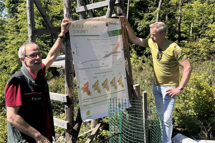 Revierförster Gregor Nassen (links) erläutert den Ratsmitgliedern und Bürgern mit Unterstützung vom I. Ortsbeigeordneten Jörg Gries (rechts) die Leistungen des Waldes auch hinsichtlich der Nachhaltigkeit.Foto: Thomas Boden