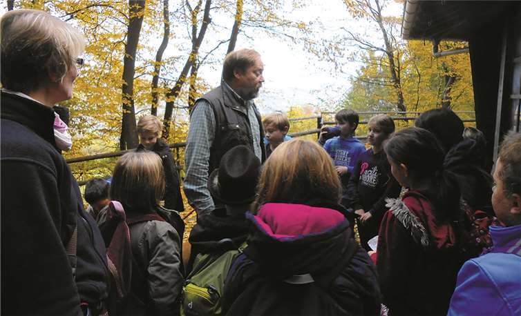 Revierförster Guido Ebach erklärt fachkundig den Schülern die Geheimnisse des Waldes.privat