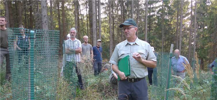 Revierförster Kirst: Neubegrünung von Wald will gelernt sein.Foto: Kreiswaldbauverein