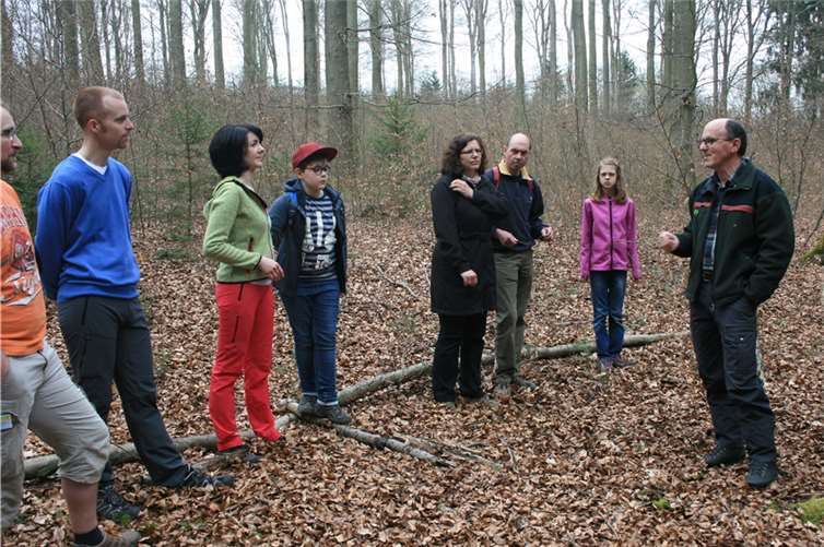 Revierförster Rainer Kuhl beantwortete viele Fragen rund um die Forstwirtschaft.privat