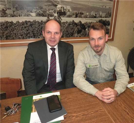 Revierförster Stefan Braun (r.) erläuterte den Forstwirtschaftsplan für das Haushaltsjahr 2020. Foto: FRE