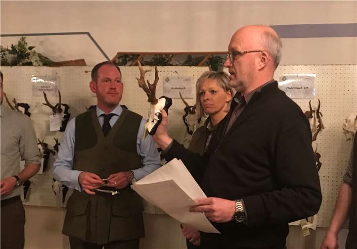 Revierförster Tobias Kämpf bewertete die Trophäen aus dem Jagdjahr 2018 und die überreichte entsprechende Medaillen.Foto: privat