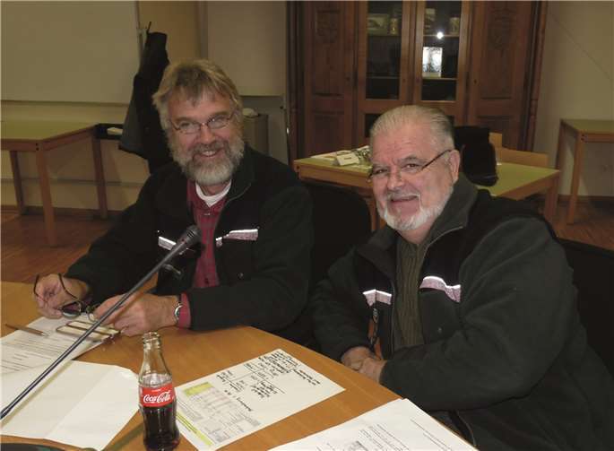 Revierförster Wolfgang Dazert (re.) und der Leiter des Forstamtes Ahrweiler, Bolko Haase überbrachten dem Mendiger Stadtrat gute Nachrichten. -FRE-