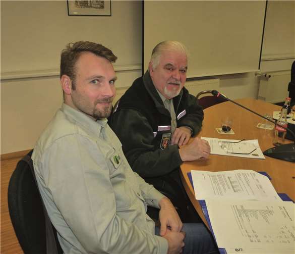 Revierförster Wolfgang Dazert und der Büroleiter des Forstamts Ahrweiler, Stefan Braun stellten den Forstwirtschafsplan 2019 vor. Foto: -FRE-