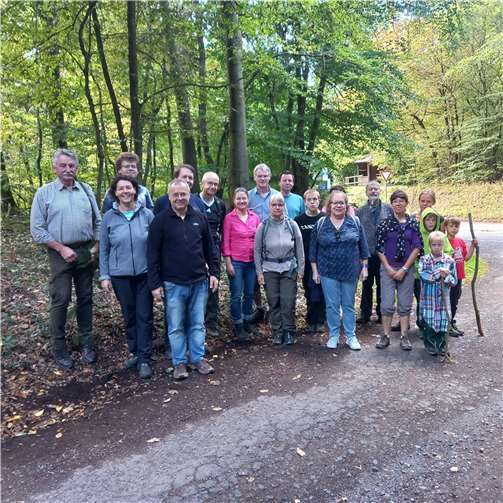 Die Klimakrise ist im heimischen Wald angekommen Revierförster a.D. Karl-Hermann Gräf (li) informierte anschaulich über die großen Herausforderungen im Naturschutzgebiet „Laacher See“. Foto: Gerald Arleth